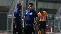 Pelatih PSIS Semarang, Subangkit saat memimpin timnya melawan PS Mojokerto pada laga 8 besar  grup Y Liga 2 Indonesia di Stadion GBLA, Bandung, Sabtu (18/11/2017). PSIS Semarang menang 3-0. (Bola.com/Nicklas Hanoatubun)