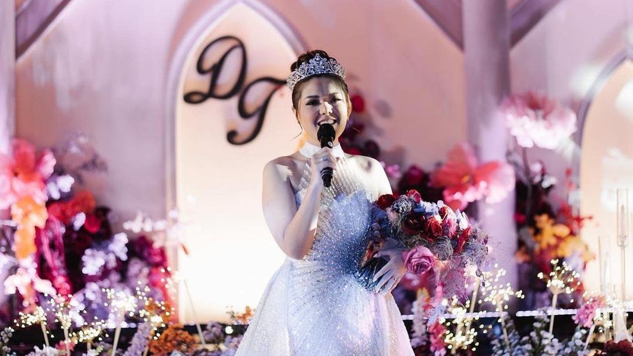 Di acara pesta pernikahan, perempuan kelahiran 20 Agustus 1993 ini memakai gaun impiannya. Tina Toon mengenakan gaun warna putih dan crown di kepalanya. Ia tampil bak princess disney.