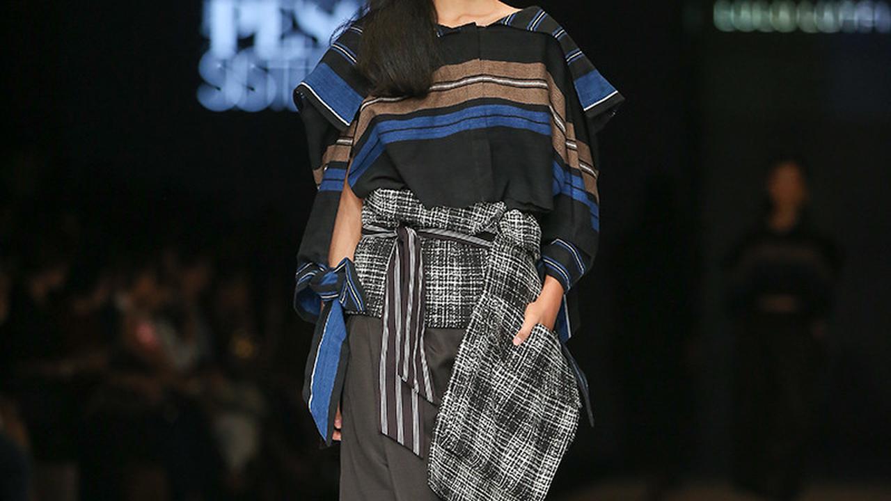 Parade apik tenun dan lurik di panggung JFW 2019