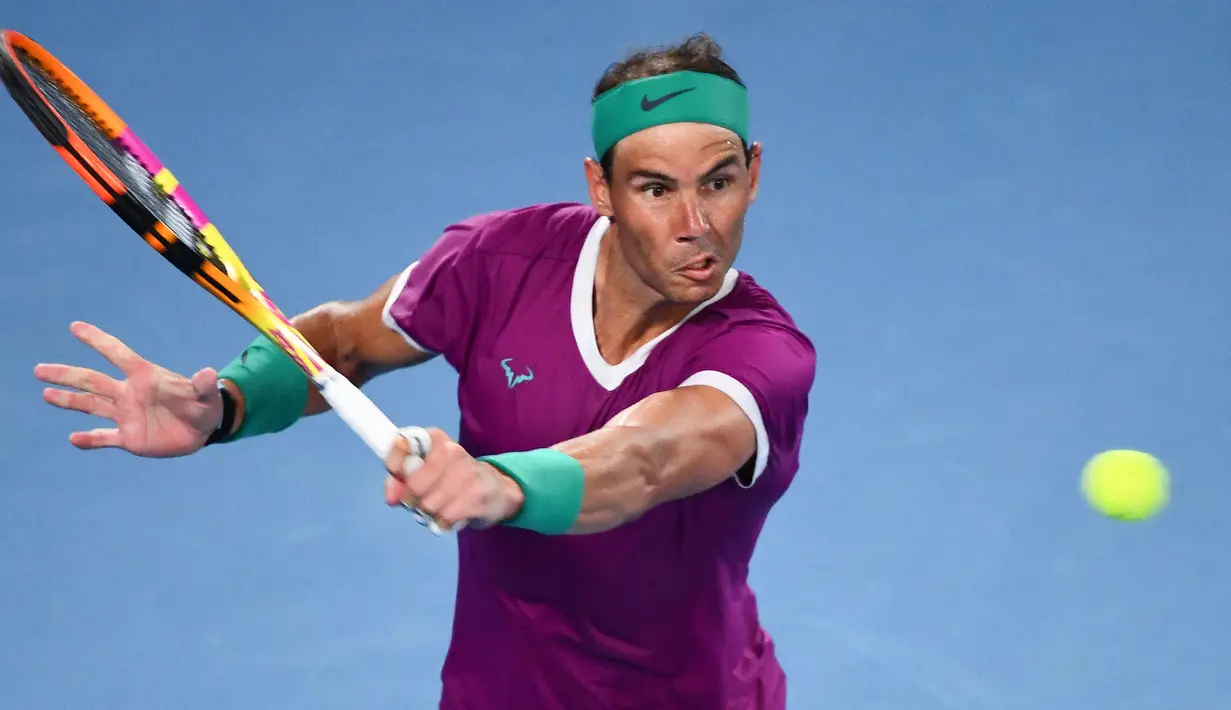 Persaingan sengit terjadi pada set kelima yang jadi penentuan. Nadal dan Medvedev saling berkejar angka hingga skor 5-5 pada babak ke-10. (AFP/William West)