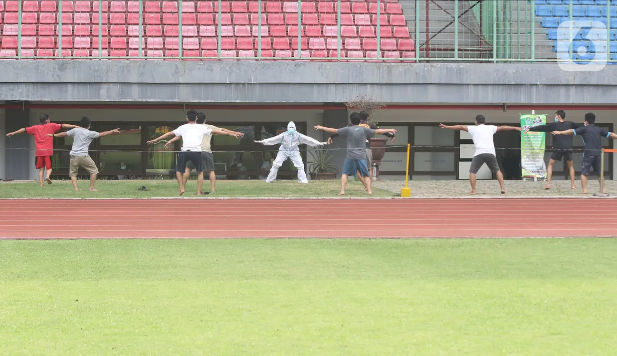 Sejumlah pasien berstatus orang tanpa gejala (OTG) senam bersama tim medis di Stadion Patriot Chandrabaga, Bekasi, Jawa Barat, Minggu (27/9/2020). Dari 28 pasien OTG, beberapa di antaranya mengikuti senam di arena stadion karena masih menunggi hasil pemeriksaan. (Liputan6.com/Herman Zakharia)