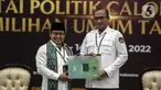 Ketua Umum Partai Kebangkitan Bangsa (PKB) Muhaimin Iskandar atau Cak Imin (kiri) menyerahkan berkas saat mendaftarkan partai politiknya sebagai calon peserta Pemilu 2024 di Kantor KPU, Jakarta, Senin (8/8/2022). Pada hari kedelapan ini, KPU menerima pendaftaran empat partai politik di antaranya Partai Republiku Indonesia, Partai Hati Nurani Rakyat (Hanura), Partai Gerindra, dan Partai Kebangkitan Bangsa (PKB). (Liputan6.com/Johan Tallo)