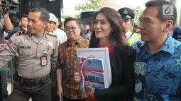 Rieke Dyah Pitaloka saat tiba di gedung KPK, Jakarta, Senin (17/7). Dalam audit investigatif tahap pertama BPK terhadap Pelindo II, terbongkar adanya potensi kerugian negara akibat perpanjangan kontrak. (Liputan6.com/Helmi Afandi)