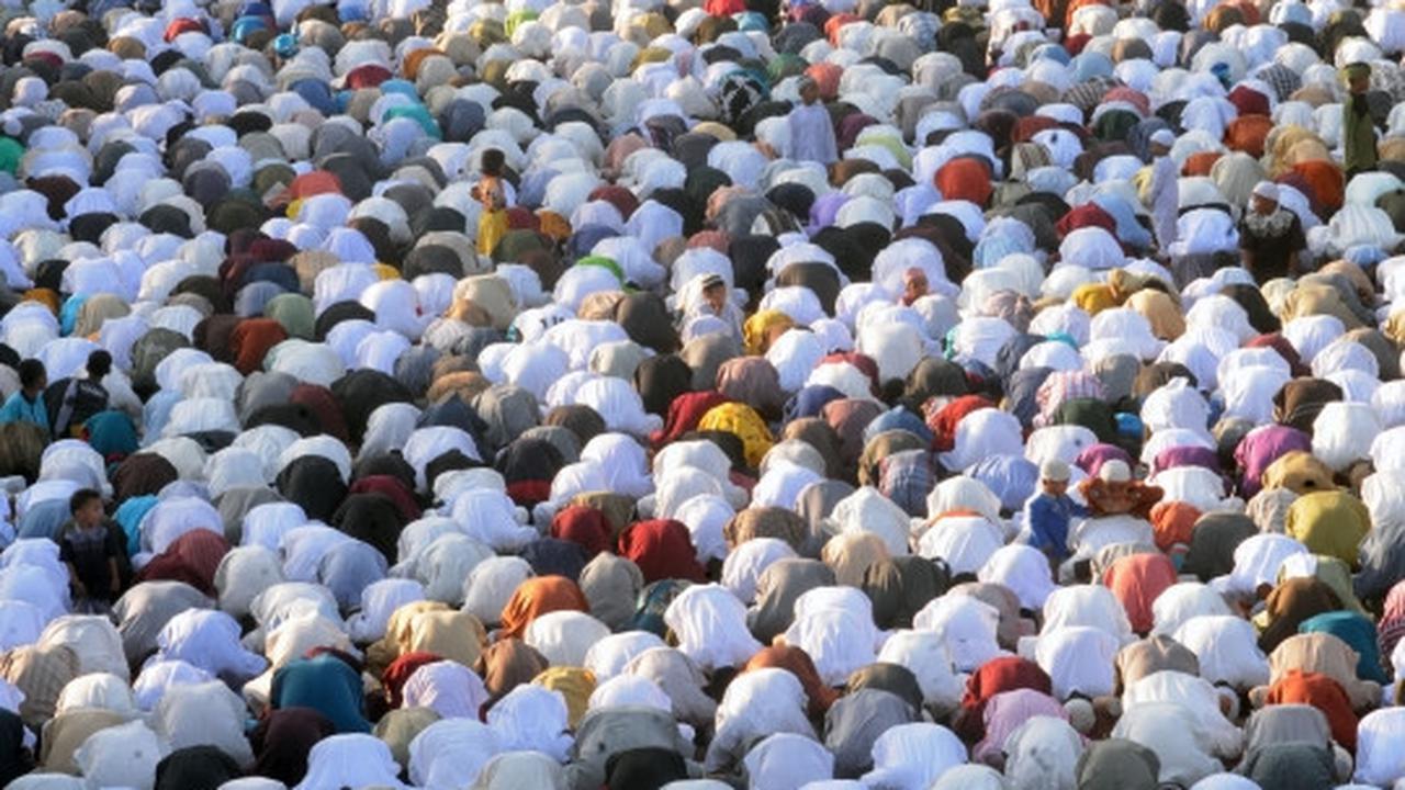 Ribuan warga Jatinegara gelar Salat Id di jalan raya