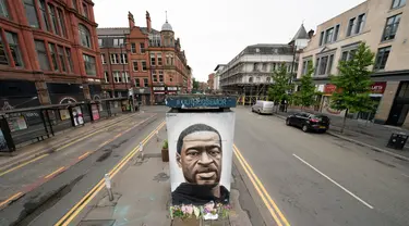 Sebuah mural George Floyd di Manchester tengah, Inggris (4/6/2020). George Floyd tewas kehabisan napas saat dalam penahanan pihak kepolisian Negara Bagian Minnesota, wilayah Midwest Amerika Serikat, pada pekan lalu. (Xinhua/Jon Super)