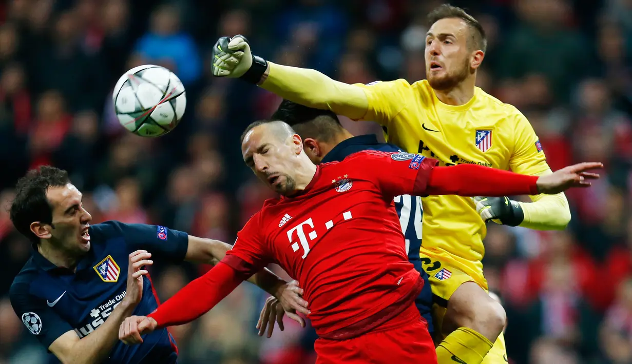 Kiper Atletico Madrid Jan Oblak berusaha menghalau bola sundulan Franck Ribery di leg kedua semifinal Liga Champions di Allianz Arena (4/5). Meski kalah 2-1 dari Munchen, Atletico melaju ke final dengan aggregat gol tandang. (Reuters/Ralph Orlowski)