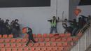 Sejumlah pendukung Persib Bandung (kiri) dan pendukung Persis Solo bersitengan saat pertandingan pekan ke-32 BRI Liga 1 2022/2023 antara Persib Bandung melawan Persis Solo yang berlangsung di Stadion Pakansari, Bogor, Selasa (04/04/2023). (Bola.com/Bagaskara Lazuardi)