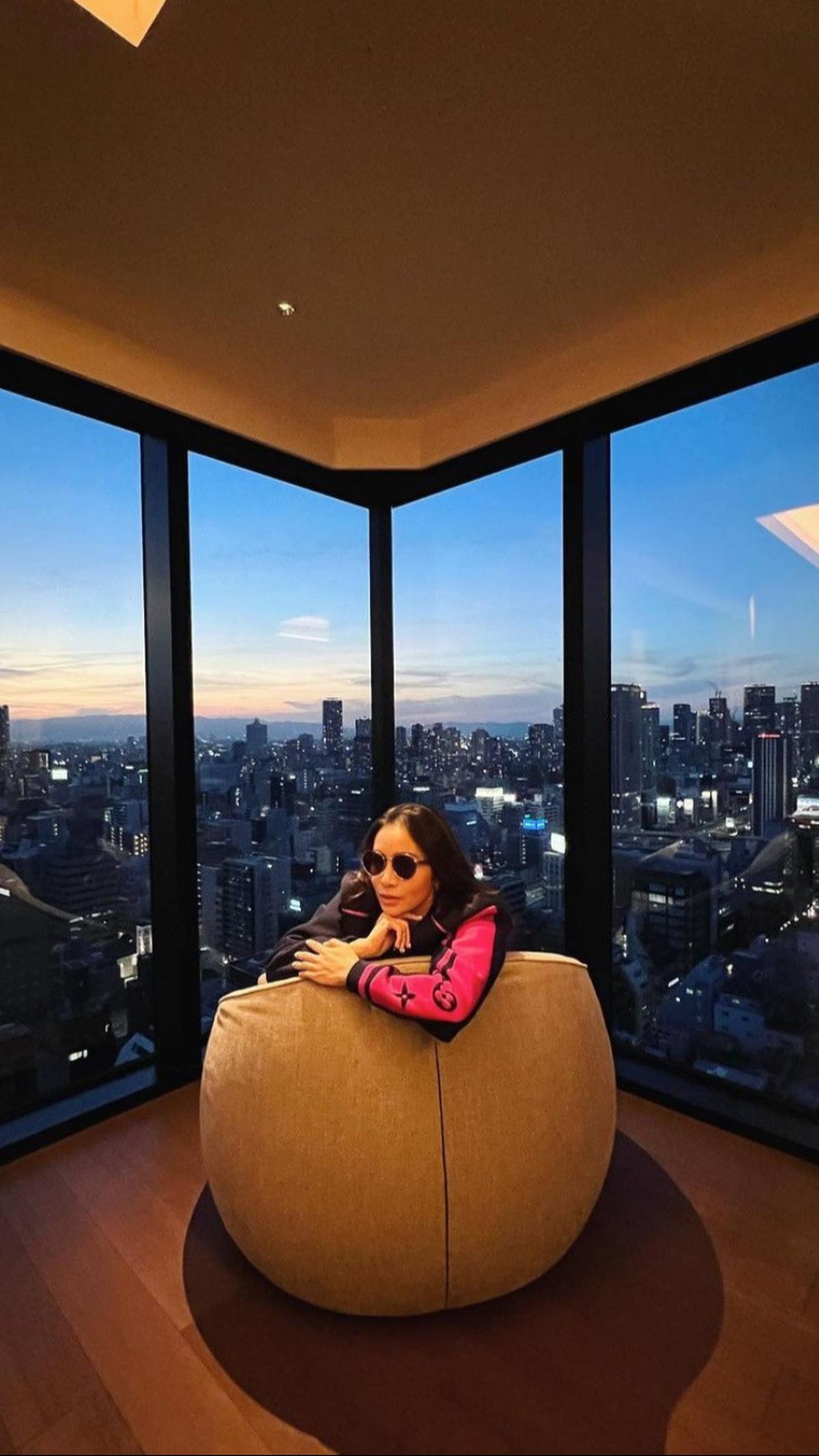 Setiap berlibur Momo tak pernah menginap di tempat yang biasa. Hotel dengan harga selangit lengkap dengan pemandangan menakjubkan menjadi tujuannya. Selain nyaman, penginapan jenis ini menurutnya family friendly.&nbsp;