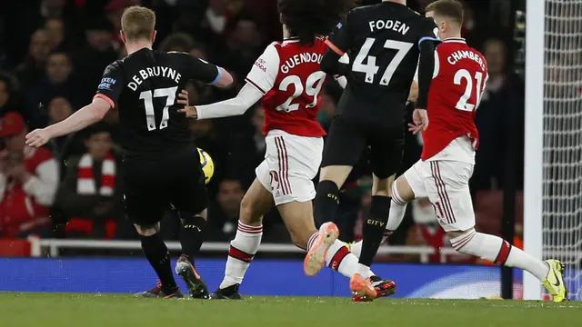 Gelandang Manchester City, Kevin De Bruyne, mencetak gol ke gawang Arsenal (IAN KINGTON / IKIMAGES / AFP)