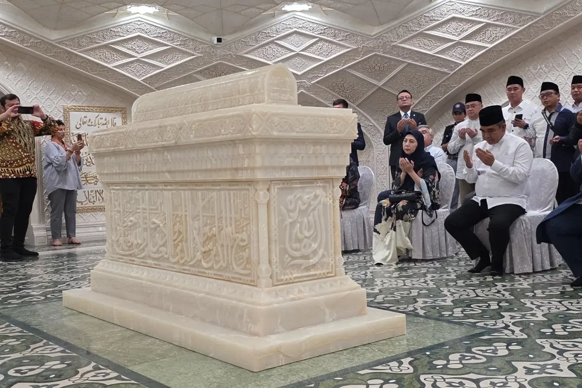 Ketua MPR Ahmad Muzani beserta delegasi anggota MPR dan para ulama berziarah ke makam Imam Bukhari di Samarkand, Uzbekistan, Jumat (3/7/2026) (Istimewa)