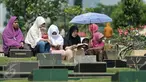 Sejumlah warga melakukan ziarah di salah satu makam di Tempat Pemakaman Umum (TPU) Karet Bivak, Jakarta, Rabu (6/7). Setelah melakukan salat Idul Fitri, sebagian warga melakukan ziarah ke makam kerabat mereka. (Liputan6.com/Yoppy Renato)