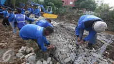 Pekerja menyelesaikan pembuatan bronjong di bantaran Kali Krukut, Kemang, Jakarta, Rabu (31/8). Bronjong itu dipasang guna mencegah air agar tidak meluap membanjiri kawasan elite tersebut. (Liputan6.com/Immanuel Antonius)