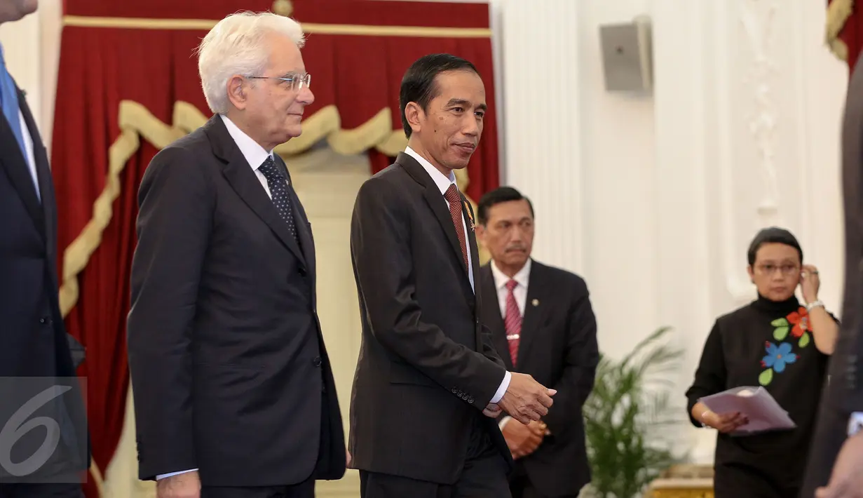 Presiden Joko Widodo mengantarkan Presiden Italia Sergio Mattarella usai menggelar konferensi pers terkait penandatanganan MoU Indonesia dan Italia di Istana Merdeka, Jakarta, Senin (9/11/2015). (Liputan6.com/Faizal Fanani)