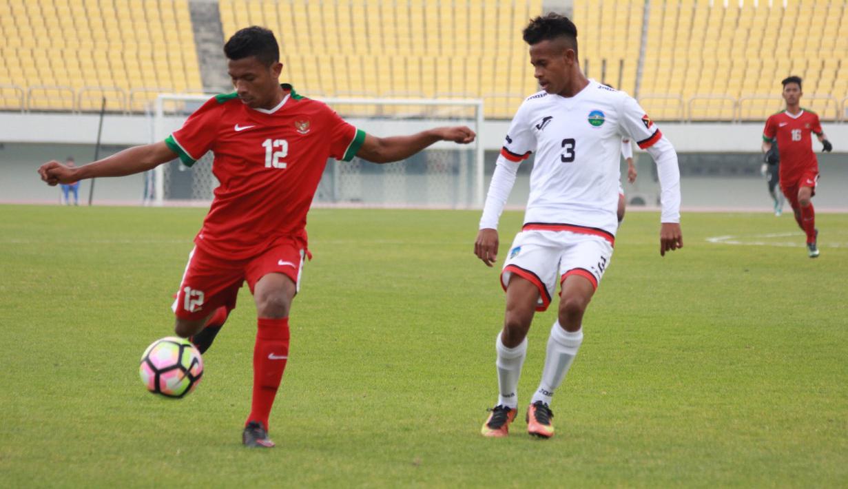 Pemain Timnas Indonesia U-19, Rifat Marasabessy (kiri) mencoba melewati adangan pemain Timor Leste pada laga Kualifikasi Piala Asia 2017 di Stadion Paju Public, Korea Selatan, 2/11/2017). Indonesia menang 5-0. (PSSI/Bandung Saputra)