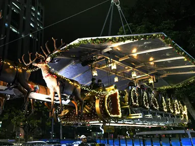Restoran gantung dengan dekorasi kereta salju santa claus di Kuala Lumpur, Malaysia, Rabu (5/12). Restoran gantung ini menawarkan sensasi menjadi santa claus kepada pengunjung. (MOHD RASFAN/AFP)