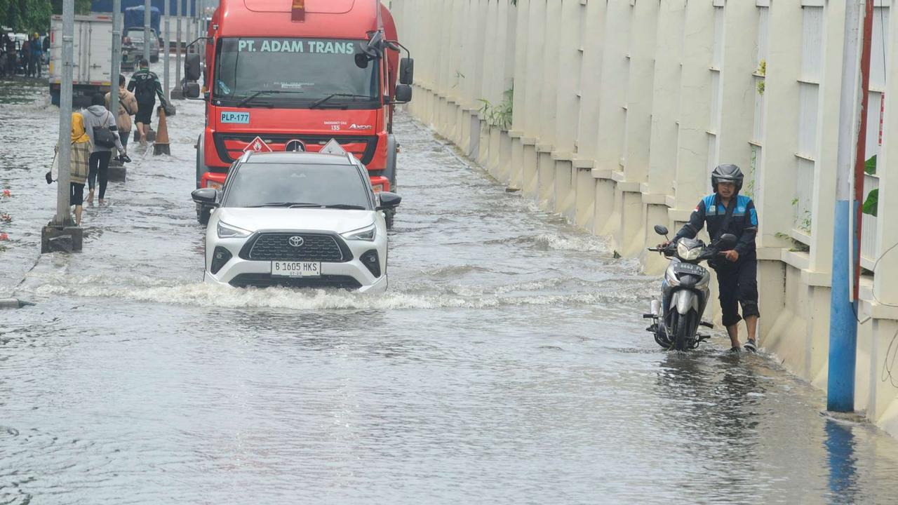 Mobil mewah mogok saat banjir rob di Muara Angke