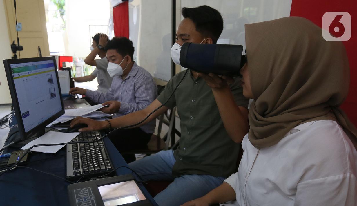 Murid melakukan perekaman E-KTP di SMAN 5, jalan dreded Bogor, Selasa (31/5/2022). Pemerintah Kota (Pemkot) Bogor mempermudah pembuatan identitas kependudukan E-KTP bagi pelajar. Dinas Kependudukan dan Pencatatan Sipil (Disdukcapil) Kota Bogor menerapkan program Goes to School. (merdeka.com/Arie Basuki)