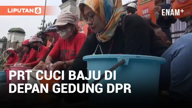 Desak Pengesahan UU PRT, Belasan Pembantu Rumah Tangga Cuci Baju di Depan Gedung DPR