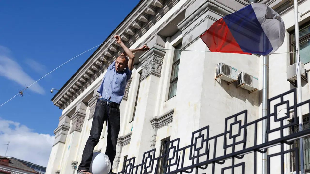 Demonstran Serbu Kedutaan Besar Rusia