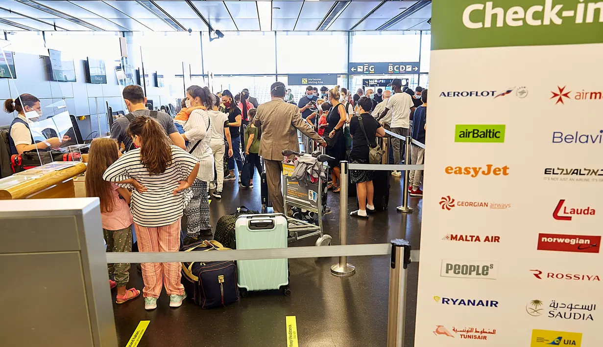 Para penumpang melakukan check-in di Bandara Internasional Wina di Wina, Austria, pada 15 Juli 2020. Bandara Internasional Wina mencatatkan penyusutan volume penumpang sebesar 95,4 persen menjadi 138.124 orang pada Juni 2020 dibandingkan tahun sebelumnya. (Xinhua/Georges Schneider)