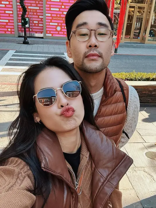 Begini momen kemesraan pasangan suami istri yang saat ini tengah menikmati momen liburan bersama di California, Amerika Serikat. Ia pun menyebut California sebagai rumah kedua dalam keterangan Instagramnya. (Liputan6.com/IG/@maudyayunda)