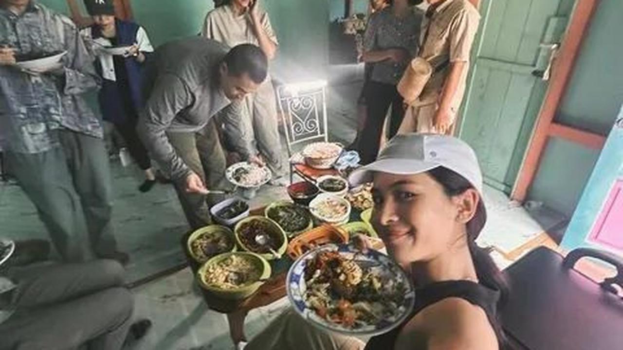 Maudy juga mengunggah momen saat ia dijamu oleh warga lokal untuk makan dengan apa yang sudah ia panen di hutan sebelumnya.