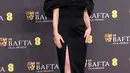 Vanessa Kirby memilih gaun couture dengan lengan bervolume berbahan double satin faille dari Celine. Siluet unik dari busana ini menciptakan tampilan yang dramatis namun tetap elegan. [Celine].
