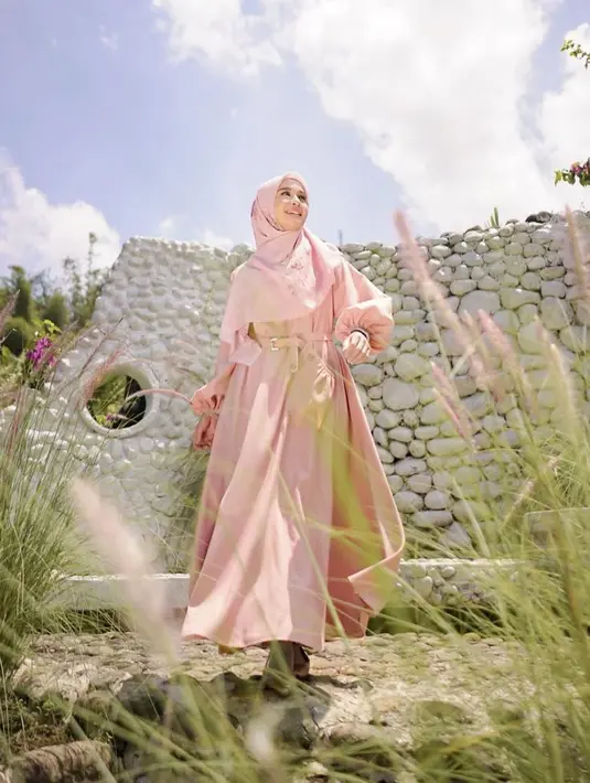 "Saya pengin punya anak, habis punya anak, punya anaknya pengen tiga deh ustaz, habis gitu saya mau pakai jilbab baru," ungkap Bella dalam video singkat tersebut.  (Instagram/laudyacynthiabella)