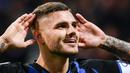 Striker Inter Milan, Mauro Icardi, merayakan gol yang dicetaknya ke gawang AC Milan pada laga Serie A Italia di Stadion San Siro, Milan, Minggu (21/10). Inter menang 1-0 atas Milan. (AFP/Marco Bertorello)