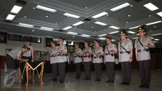 Kapolri Jenderal Pol Badrodin Haiti (kiri) menyaksikan penandatanganan berkas serah terima jabatan oleh Kapolda Banten Irjen Boy Rafli Amar (kanan) saat sertijab lima Kapolda di Mabes Polri, Jakarta, Kamis (21/3). (Liputan6.com/Gempur M Surya)