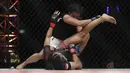 Petarung Indonesia, Priscilla Lumban Gaol, dikalahkan petarung India, Puja Tomar, saat bertarung pada laga ONE Championship di Istora Senayan, Jakarta, Sabtu (19/1). Priscilla kalah dari Puja. (Bola.com/M. Iqbal Ichsan)