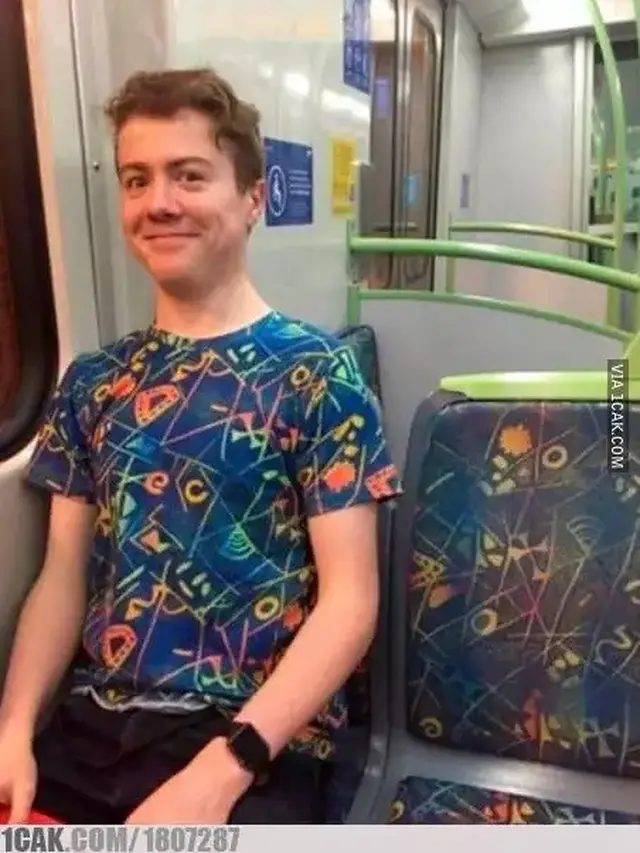 6 Momen Tak Sengaja Motif Baju Sama Dengan Kursi di Bus Ini Kocak