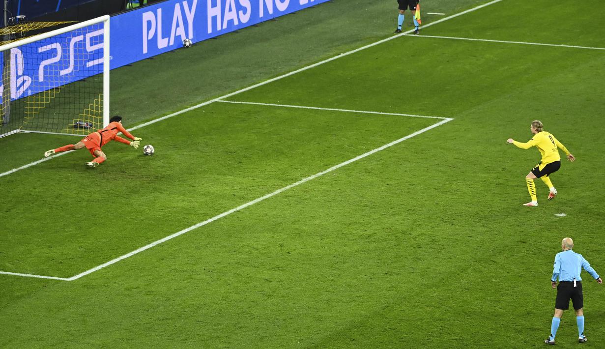 Semua berawal dari ejekan kiper Sevilla, Yassine Bounou kepada Erling Haaland yang gagal membobol gawangnya pada percobaan penalti pertama. (Photo by Ina Fassbender / various sources / AFP)