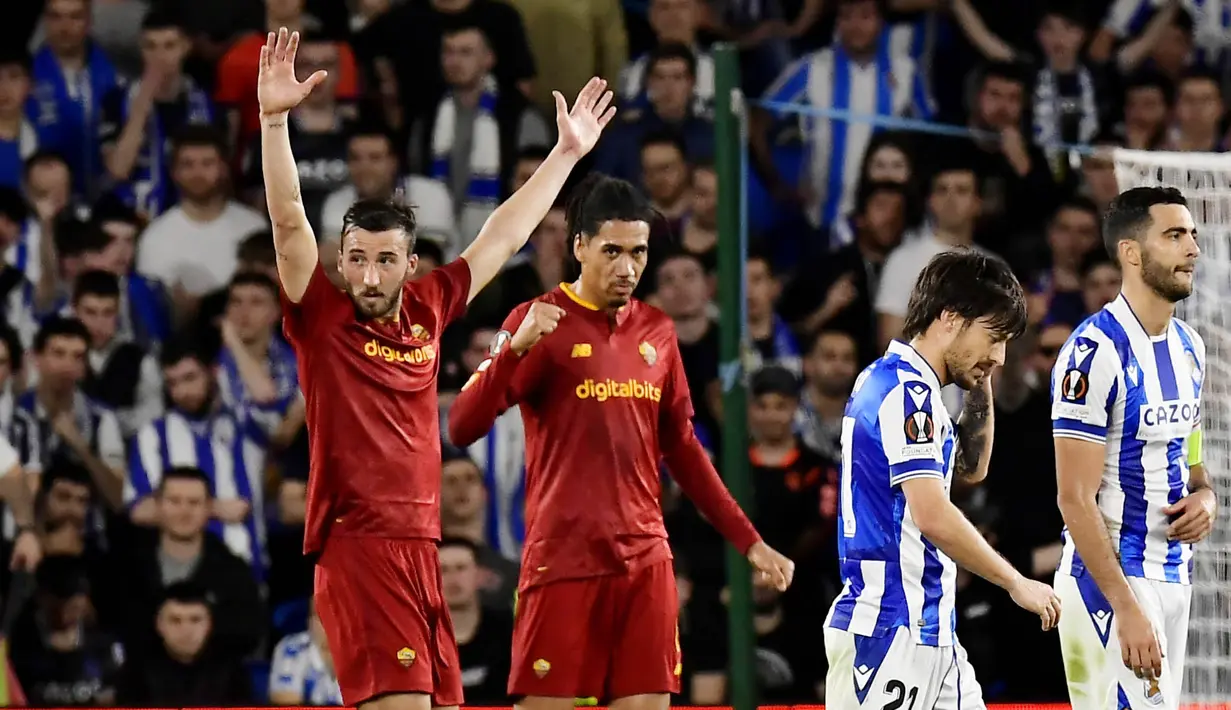Pemain AS Roma merayakan kemenangan atas Real Sociedad pada babak 16 besar leg kedua di Stadion Reale Arena, Jumat (17/3/2023). Hasil ini mengantar Roma ke babak perempat final dengan agregat 2-0.(AP Photo/Alvaro Barrientos)