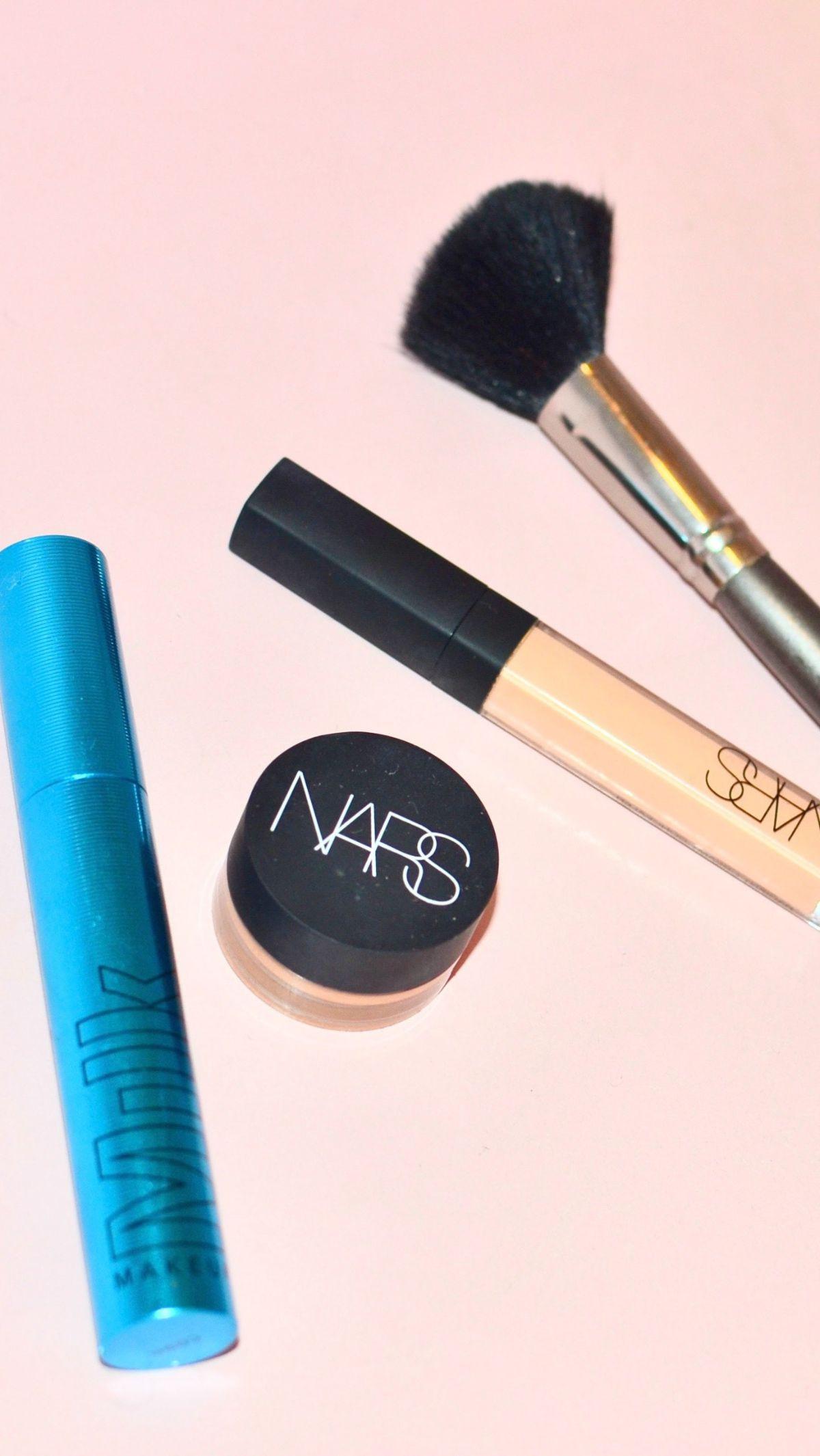 2. Pilih Concealer Bentuk Cream atau Liquid Sesuai Jenis Kulit untuk Menyamarkan Bintik Berukuran Besar<br>