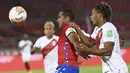 Bek Chile, Jean Beausejour dan gelandang Peru, André Carrillo berebut bola dalam laga Kualifikasi Piala Dunia 2022 zona Conmebol di Estadio Nacional, Santiago, Jumat (13/11/2020). Chile mengalahkan Peru 2-0 berkat gol yang diborong Arturo Vidal. (Martin Bernetti, Pool via AP)