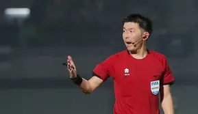 Wasit asal Jepang, Yusuke Araki, memimpin pertandingan antara Persita Tangerang Vs Persikabo 1973 pada laga pekan ke-22 BRI Liga 1 2023/2024 di Stadion di Indomilk Arena, Tangerang, Minggu (10/12/2023). Persita menang dengan skor 2-1. (Bola.com/M Iqbal Ichsan)