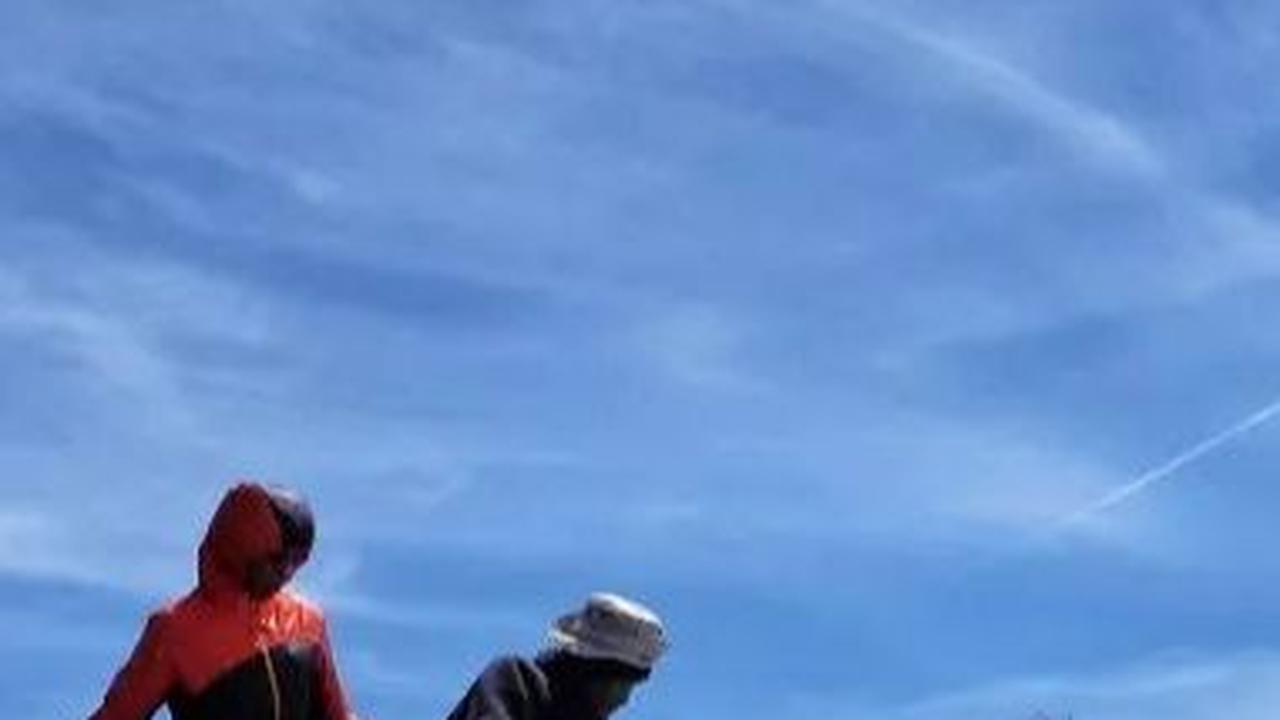 Mbah Yuni ditemani anaknya saat mendaki. Walaupun kerap mendapat bantuan, ia masih sanggup untuk mendaki di usia yang tak lagi muda.