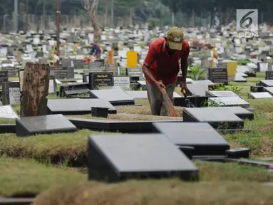 Petugas membersihkan makam di TPU Tanah Kusir, Jakarta, Selasa (29/8). Suku Dinas Kehutanan DKI Jakarta berencana memperluas area TPU Tanah Kusir sebesar 1,9 hektare. (Liputan6.com/Helmi Fithriansyah)