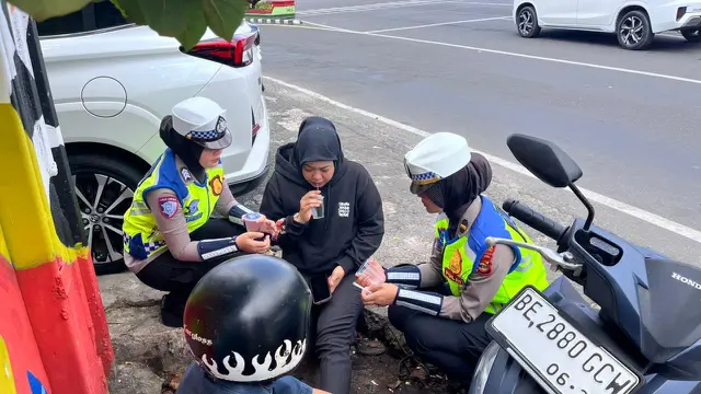 Di Balik Sirine dan Air Mata, Sehari Bersama Polwan Satlantas Penjaga Kota Bandar Lampung