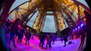 Sejumlah wisatawan menikmati keseruan bermain ice skating di sebuah arena yang dibuka di lantai 1 Menara Eiffel, Paris, 19 Desember 2016. Wahana seluncur es ini memiliki luas sekitar 185 meter persegi di ketinggian 57 meter. (AFP PHOTO/JOEL SAGET)