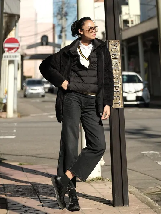 Seperti gaya tumpuk empat fashion item yang terlihat keren ini, terdiri dari kemeja, vest, puffer jacket, dan outerwear material fleece yang dipadukan dengan celana denim hitam. [IG @kelly_tandiono]