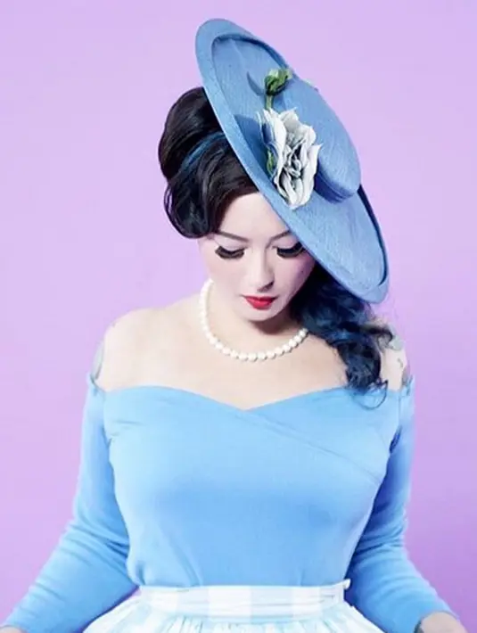 Untuk yang satu ini, dandanan Claudia seperti seorang putri kerajaan di masa itu. Ia mengenakan topi lebar berwarna biru. Di beberapa kesempatan, Kate Middleton juga pernah menggunakannya. (Instagram/miss_adinda_mae)