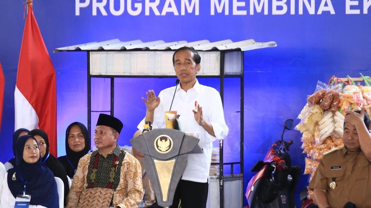 Presiden Jokowi Bagikan Pengalaman Memulai Usaha kepada 5.000 Emak-Emak Nasabah PNM Mekar Sulsel