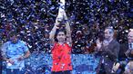 David Ferrer mengangkat trofi juara Erste Bank Open 2015 di Stadthalle Arena, Wina, Austria, Minggu, (25/10/2015) malam WIB. (Bola.com/Reza Khomaini)