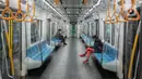 Suasana sepi di dalam Moda Raya Terpadu (MRT) di Jakarta, Minggu (24/5/2020). Di tengah pandemi virus corona COVID-19, pengguna MRT terpantau sepi dan tak seperti libur Lebaran sebelumnya. (Liputan6.com/Johan Tallo)