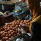 Pedagang menjual telur ayam di pasar tradisional di Jakarta, Kamis (6/12). Di tingkat pengecer, harga telur ayam mencapai Rp 28.000/kg. (Liputan6.com/Immanuel Antonius)