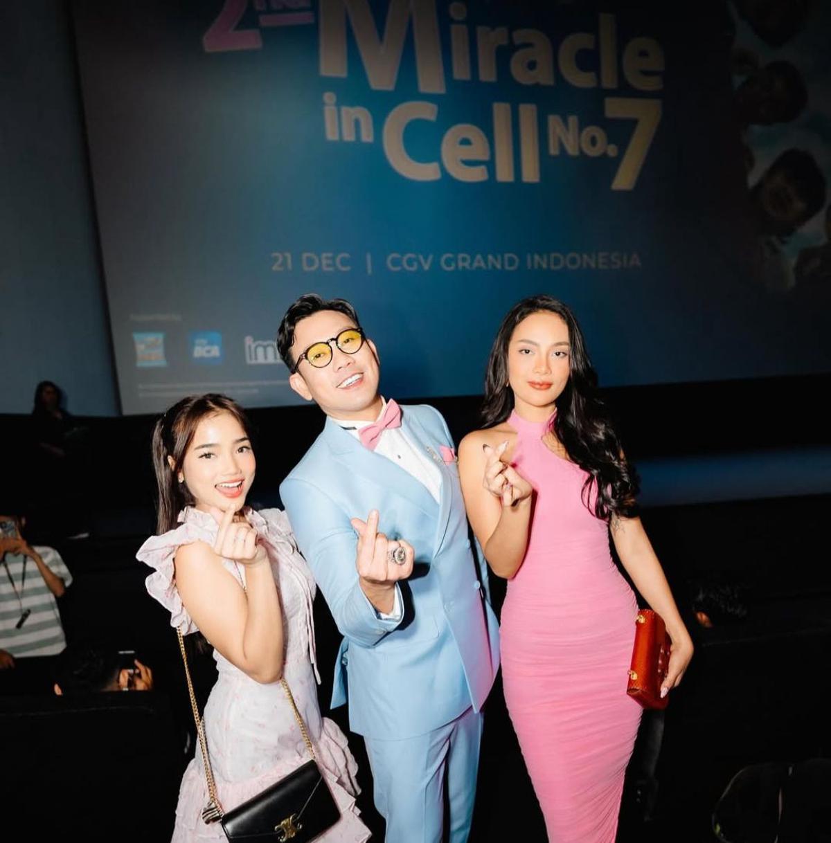 7 Potret Denny Sumargo Pamer Gaya di Gala Premier '2nd MIRACLE IN CELL NO.7', Tantangan Tebakan Nama Jadi Sorotan