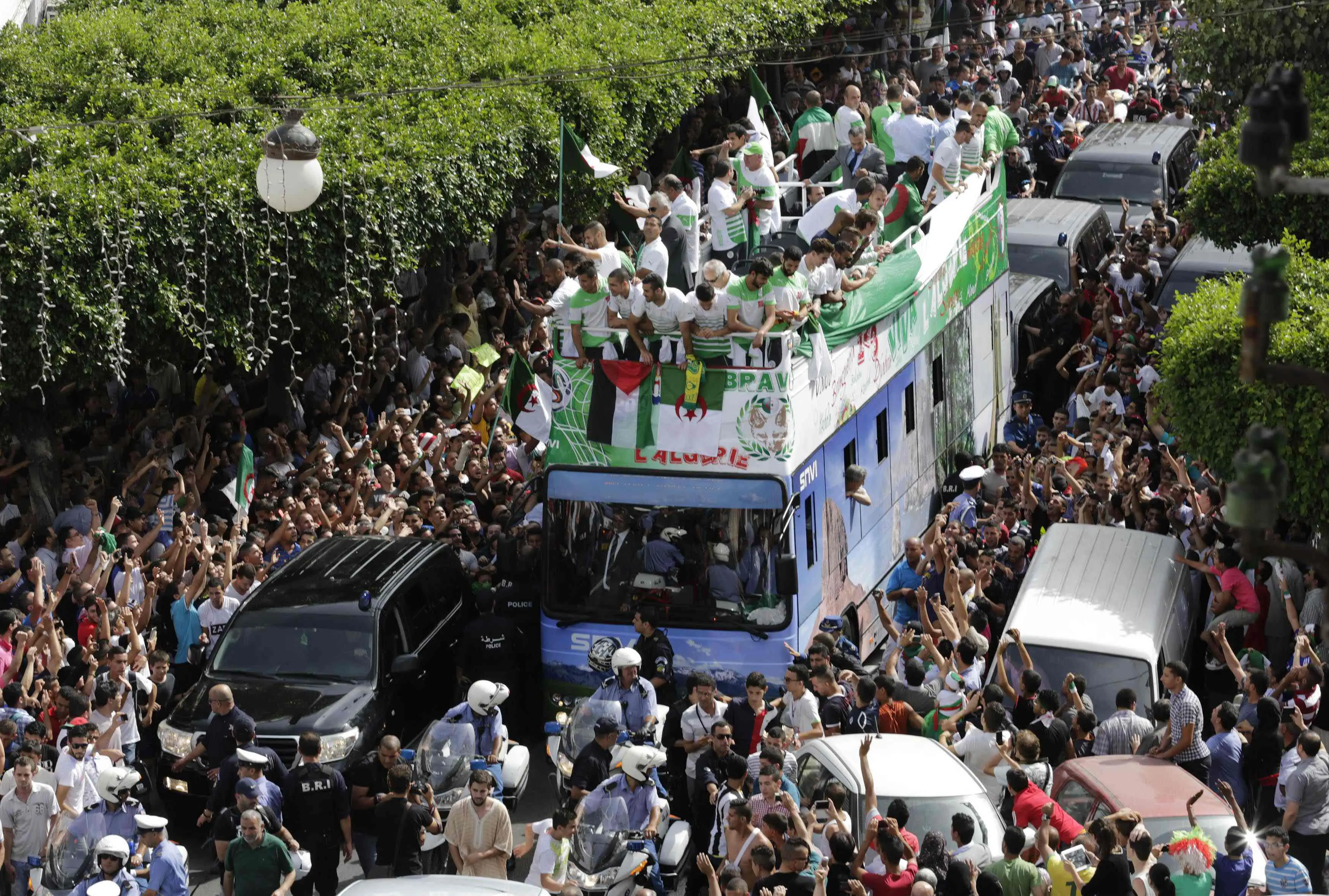 Kepulangan timnas Aljazair disambut meriah oleh para suporter di pusat kota Aljir, Aljazair, (2/7/14) (REUTERS / Louafi Larbi)