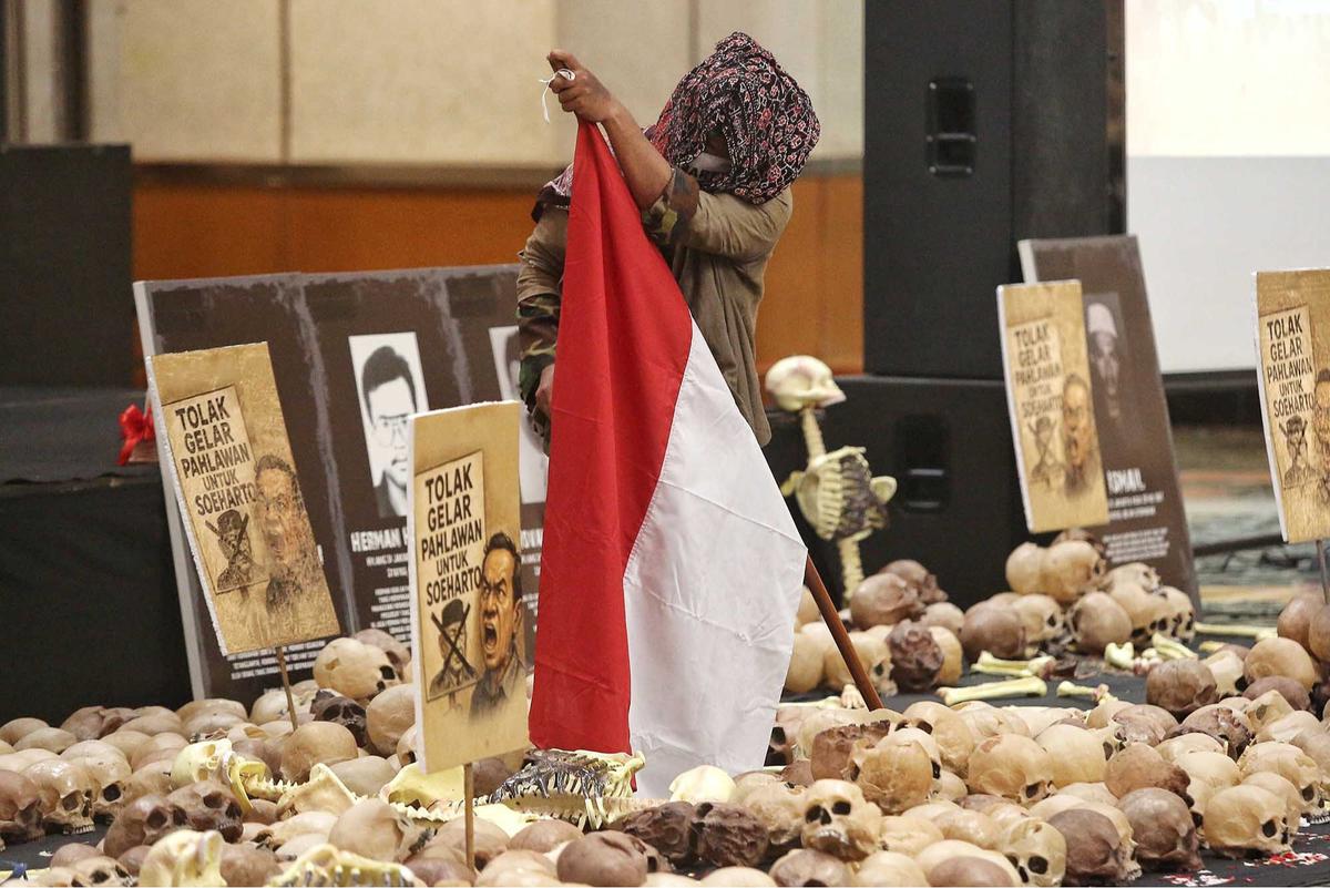 FOTO: 27 Tahun Reformasi, Aktivis Gelar Refleksi Reformasi 1998 dengan Instalasi Seni